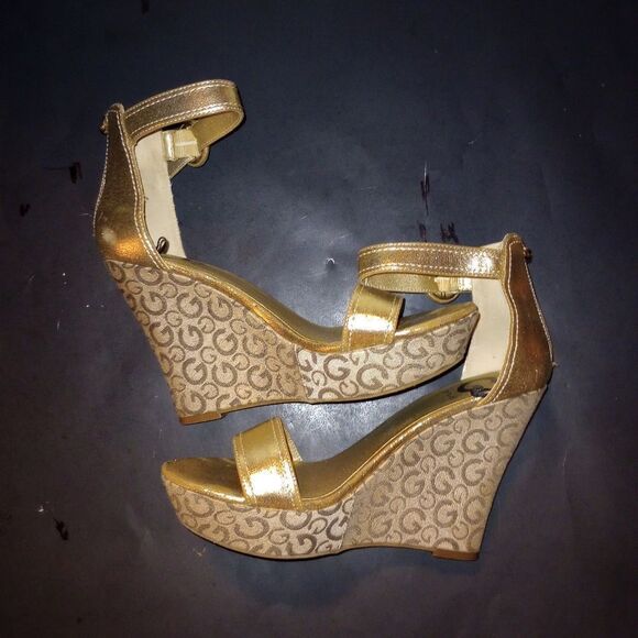 🆕👡G by Guess Gold Signature Wedge Heel Sandals - Picture 3 of 6